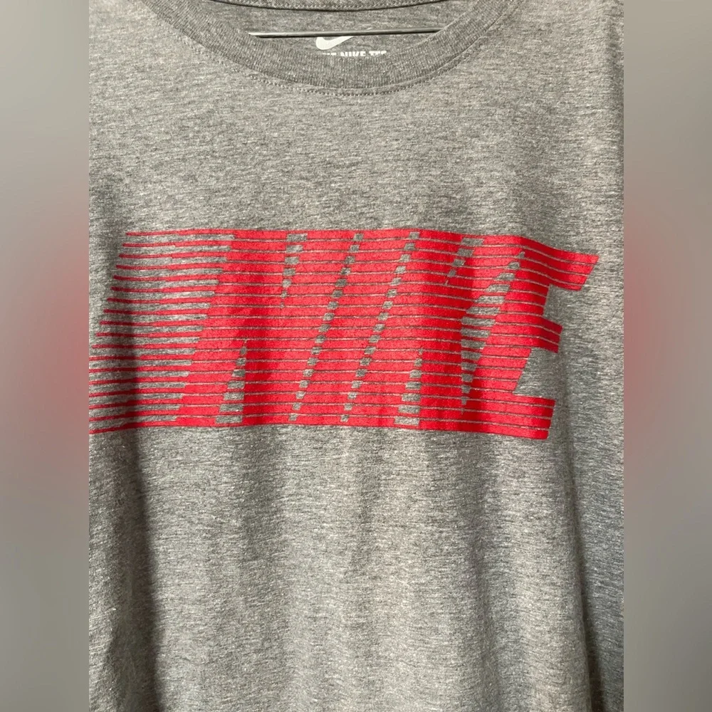 NWT: NIKE Men’s Long Sleeve Grey with Red Graphic Shirt Size XXL - Picture 4 of 6
